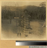 藏品(攜子於村落外的大洋洲婦女)的圖片